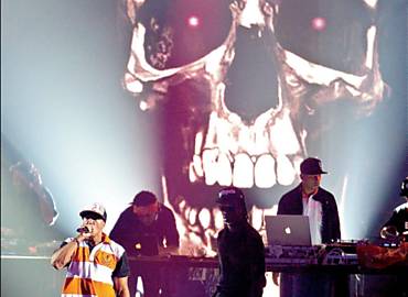 Mano Brown canta  frente do Racionais MC's na apresentao que encerrou o VMB 2012