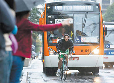 Ciclista disputa faixa com ônibus na avenida Paulista (SP); filmar o comportamento de condutores está virando moda