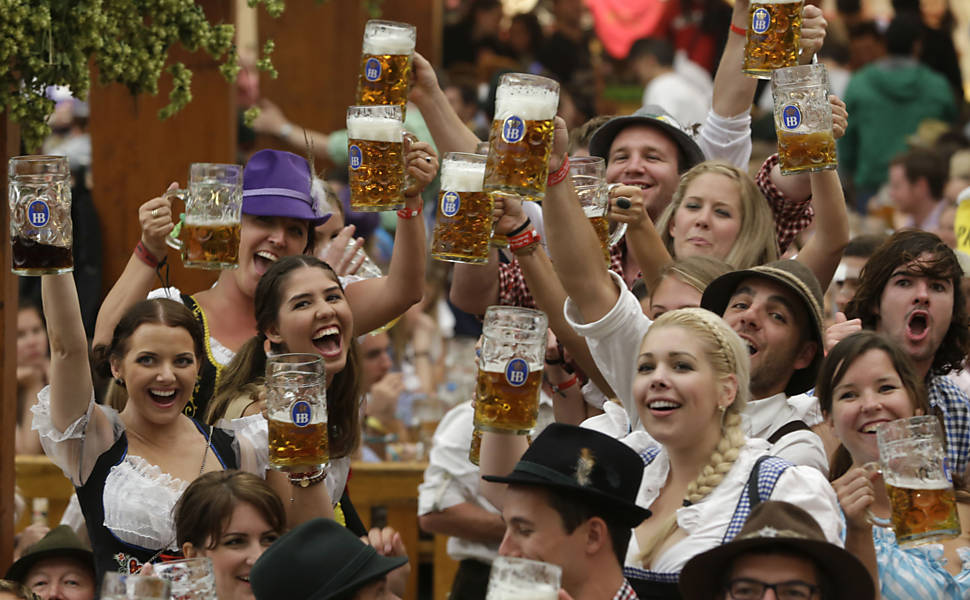 Garotas erguem canecas de cerveja na Oktoberfest em Munique (Alemanha) Veja mais imagens
