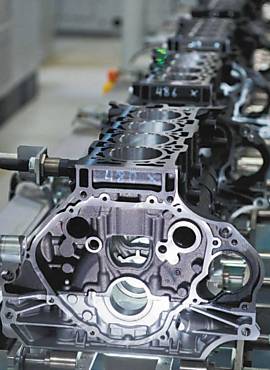 Motores de automveis passam na esteira de nova fbrica da Opel na Hungria; a empresa procura reverter as perdas do grupo GM, do qual faz parte
