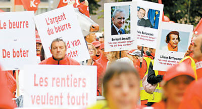 Belgas protestam contra &#145;exlio de ricos&#146;; nos cartazes, Bernard Arnault, o ex-premi italiano Silvio Berlusconi e a herdeira da L&#146;Oral, Liliane Bettencourt