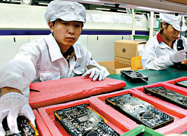 Funcionrios na linha de produo da unidade da Foxconn em Shenzhen, no sul da China