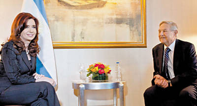 A presidente argentina, Cristina Kirchner, e o investidor George Soros em Nova York, onde ela est para reunio da ONU