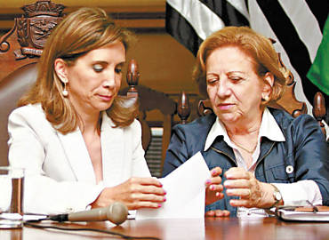 A prefeita Drcy Vera com a secretria da Educao, Dbora Vendramini, na prefeitura