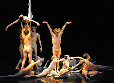 Cena do espetculo "Ce que L'Amour me Dit", criado em 1974 pelo coregrafo, bailarino e diretor francs Maurice Bjart