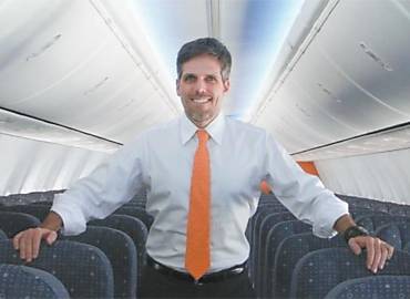 O presidente da Gol no interior de um 737-800 NG recm-sado da Boeing