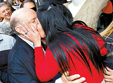 A vendedora Talita Coelho rouba beijo na boca de Jos Serra, em caminhada dele no centro