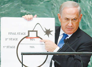 O premi de Israel, Binyamin Netanyahu, mostra desenho em cartolina para exemplificar o que, segundo ele,  o progresso do Ir na obteno da bomba