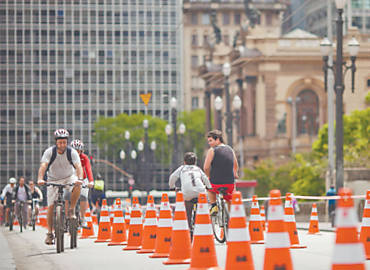 Ciclistas passam pelo viaduto do Ch durante a inaugurao da ciclofaixa do centro de So Paulo, no domingo passado