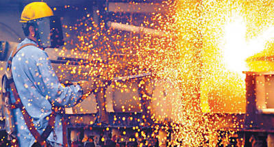 Operrio corta chapa de metal em fbrica de Brownsville, cidade em que as empresas concorrem com produtos chineses no mercado americano
