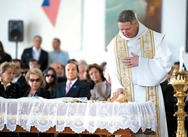 O padre Marcelo Rossi, que rezou missa no velrio, faz orao junto ao caixo de Hebe