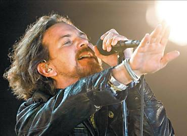 Eddie Vedder, vocalista do Pearl Jam, durante show da banda em So Paulo