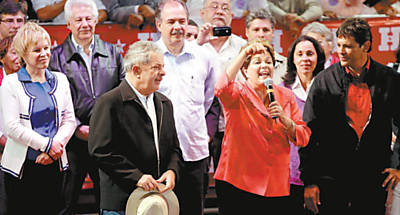 Presidente Dilma Rousseff discursa durante comcio de Fernando Haddad em Itaquera, zona leste da cidade; os ministros Alozio Mercadante e Marta Suplicy tambm participaram
