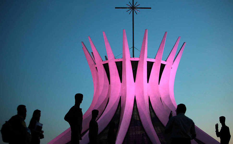 Catedral de Brasília recebe iluminação especial em apoio à campanha contra o câncer de mama