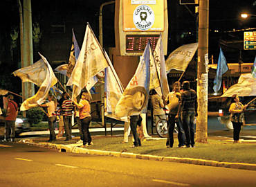 Campanha para Drcy na esquina das avenidas Presidente Vargas e Nove de Julho, com participao de comissionados