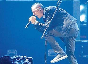 Chester Bennington, do Linkin Park, canta em show em Las Vegas