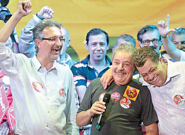 Lula ao lado do prefeito Emdio (dir.) e de Lapas, que substituiu Joo Paulo como candidato