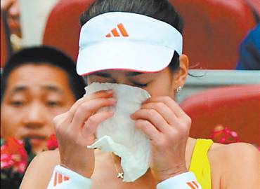 Ana Ivanovic, ex-nmero um, limpa o rosto na derrota (6/4 e 6/3) para Romina Oprandi em Pequim. Outra ex-lder do ranking eliminada foi Jelena Jankovic