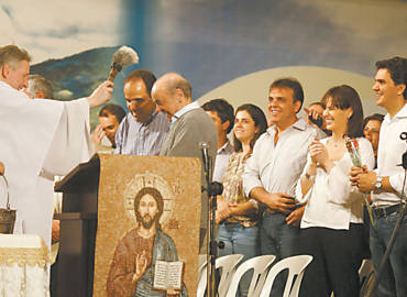 Os candidatos Serra (PSDB) e Chalita (PMDB), lado a lado, na ltima missa do padre Marcelo Rossi antes da eleio