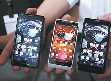 Trs smartphones da linha Razr, da Motorola, em lanamento em Nova York, nos EUA