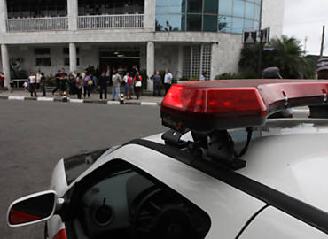 Carro da polcia em frente ao velrio do PM Fbio Passos, morto em So Vicente anteontem