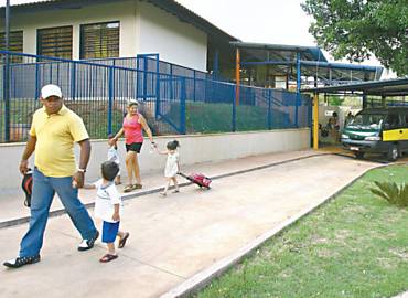 Pais buscam filhos na creche Alaor Galvo Cesar, da Vila Virgnia, em Ribeiro Preto