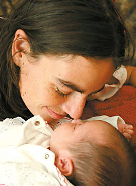 Luciane Conceio e sua filha Vitria, com menos de dois meses, em foto de 2008