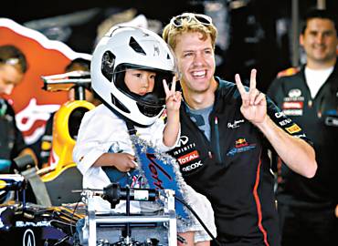 O alemo Vettel, da Red Bull, posa para foto com f japons, em Suzuka