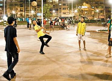 Jovens jogam bola na Roosevelt  noite; moradores voltam a frequentar o local aps reforma