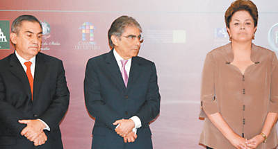 O ministro Gilberto Carvalho ( esq.) ao lado do presidente do Supremo, Ayres Britto, e da presidente Dilma Rousseff