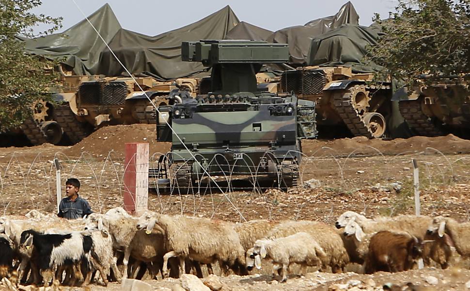 Lançador de mísseis móvel é posicionado na base militar na fronteira da Turquia com a Síria em Suruc