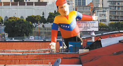 Boneco inflvel de Chvez em cima de mercado em Caracas