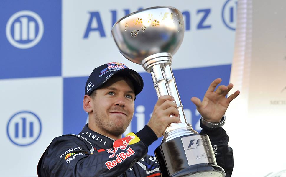 Sebastian Vettel, da Red Bull, mostra o troféu de vencedor do GP do Japão Leia mais sobre velocidade