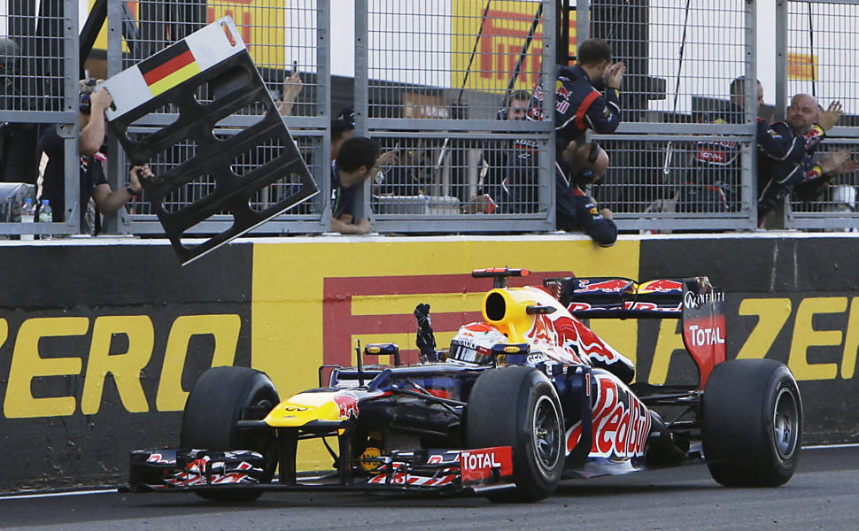 Sebastian Vettel celebra vitória com os mecânicos da Red Bull Leia mais sobre velocidade