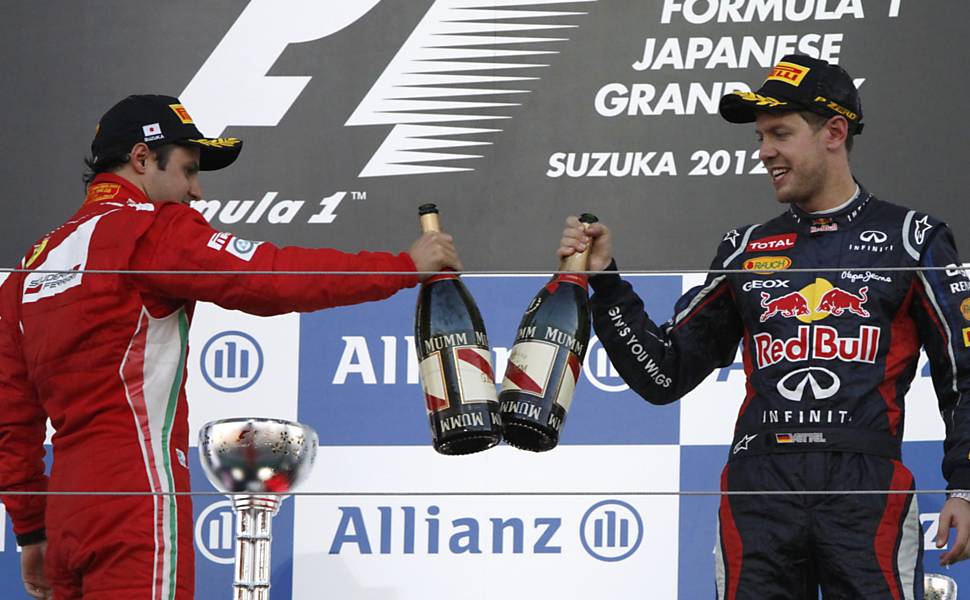 Felipe Massa (esq.) festeja com Sebastian Vettel no pódio de Suzuka, no Japão Leia mais sobre velocidade