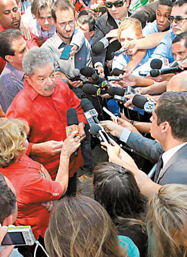 Ex-presidente Lula  cercado por jornalistas aps votar, em So Bernardo do Campo