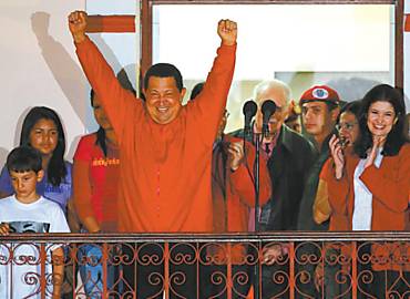 Chvez celebra com apoiadores em Caracas