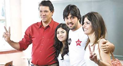 O candidato Fernando Haddad (PT) posa com os filhos Ana Carolina e Frederico e com a mulher Ana Estela depois de votar em colgio na zona sul de So Paulo