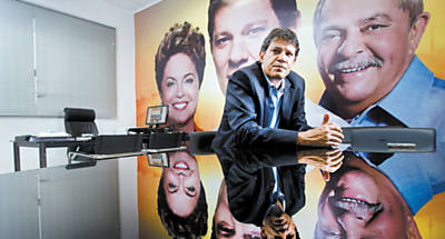 Haddad em seu comit eleitoral, no centro de SP; ao fundo, cartaz de campanha em que ele aparece ao lado de seus padrinhos polticos, Dilma e Lula