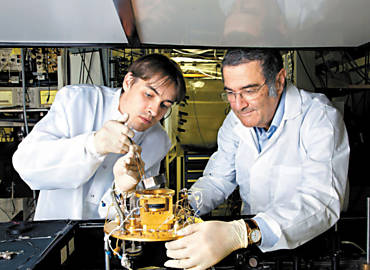 Serge Haroche ( dir.), um dos ganhadores do Nobel, examina uma armadilha de ftons (partculas de luz) em Paris