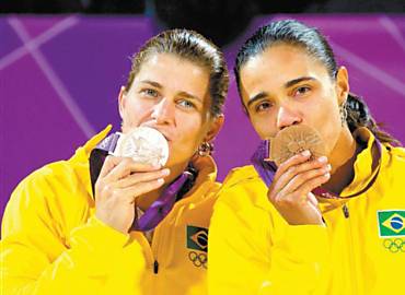 Larissa e Juliana beijam a medalha de bronze em Londres