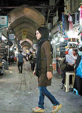 Iraniana caminha pelo bazar antigo na capital, Teer