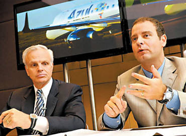 Os presidentes da Azul, David Neeleman ( esq.), e da Trip, Jos Mario Caprioli, durante o anncio da fuso das empresas