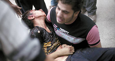 Homem chora a morte do irmo pelo Exrcito srio, em Aleppo