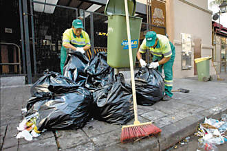 Funcionrios que prestam servio de limpeza na Rua Aspicuelta (Vila Madalena) em um domingo de manh ps-balada