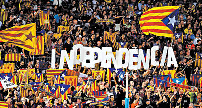 Enquanto a crise da Espanha continua, cresce o apoio  causa da independncia da Catalunha; bandeiras de independncia em partida de futebol