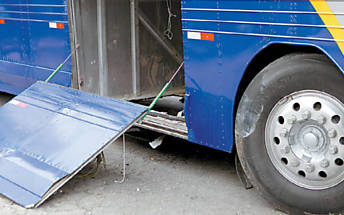 Ônibus com fundo falso usado por ladrões para acessar bueiro