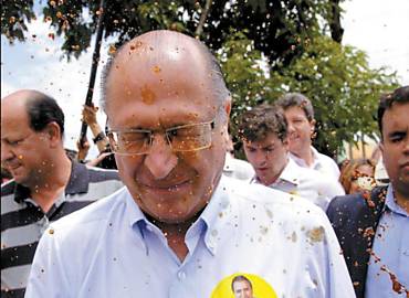 O governador Geraldo Alckmin  atingido por caf em evento de campanha em Campinas