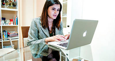 A assistente comercial Daniela Gonzaga, 28, de São Paulo, que faz terapia online com dois psicólogos