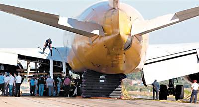 Equipes trabalham na retirada do avio cargueiro da empresa Centurian, no aeroporto de Viracopos, em Campinas